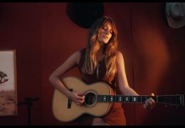 Anna Vaus – Girl In A Bar