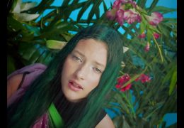 Au Ra – Stay Happy