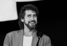 American country music singer Earl Thomas Conley (1941 - 2019) performs at the Poplar Creek Music Theater in Hoffman Estates, Illinois, May 26, 1985 in Hoffman Estates, Illinois  (Photo by Paul Natkin/Getty Images)